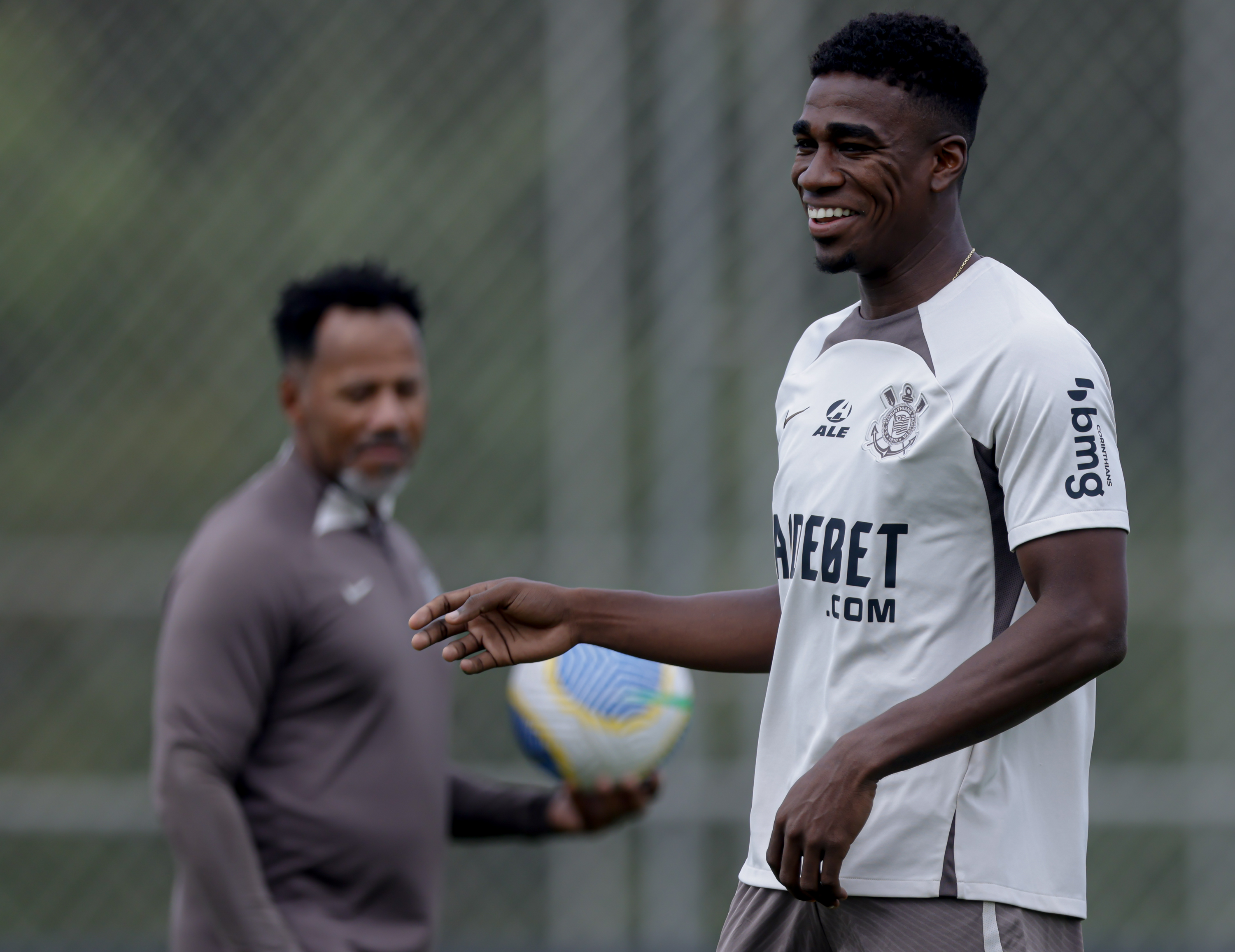 Félix Torres Treina Normalmente Após Sentir Dores no Tornozelo no Corinthians