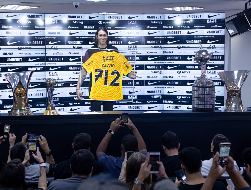 Cássio recusa jogo de despedida e sai pela porta da frente do Corinthians.