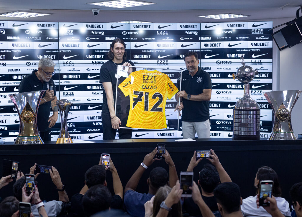 Ídolo do Palmeiras elogia sucesso de Cássio no Corinthians em emocionante entrevista.