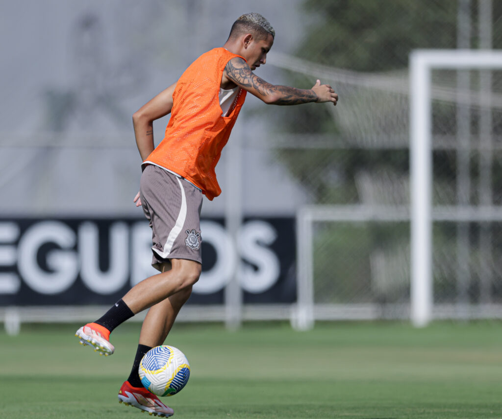 Corinthians segue em negociações para renovação de contrato com Kayke