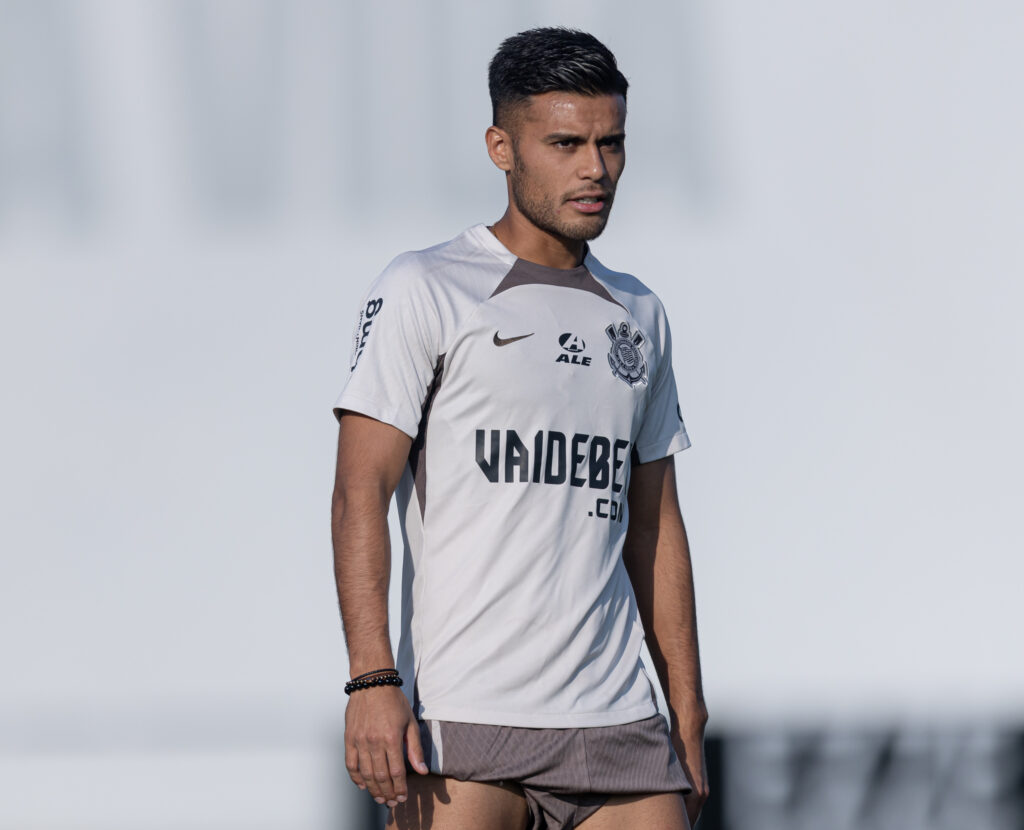 Dívida do Corinthians com Argentinos Juniors pode influenciar saída de Fausto Vera