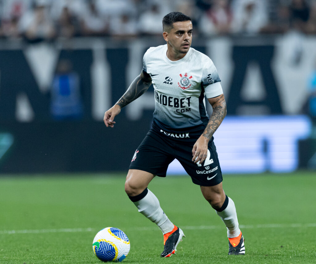 Fagner preocupa Corinthians após sair machucado em jogo contra Racing-URU