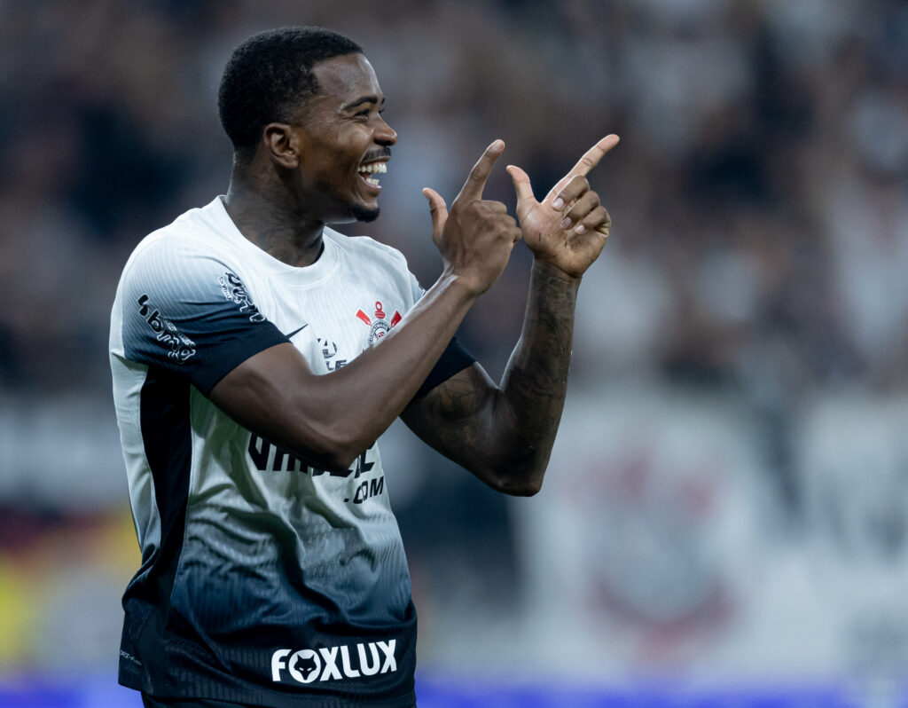 Zagueiro se destaca como goleador e é fundamental para o Corinthians