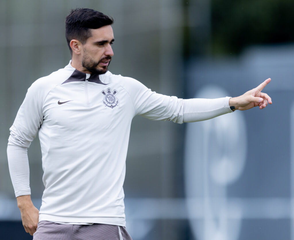 A expectativa é que o meio-campista Igor Coronado ganhe uma oportunidade como titular do Timão. Desta maneira, o paraguaio Ángel Romero, que não vive boa fase, deve ir para o banco de reservas da equipe.