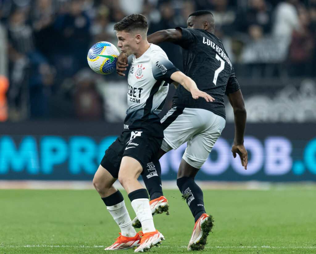 Corinthians luta, mas falhas e queda física resultam em nova derrota no Brasileirão.