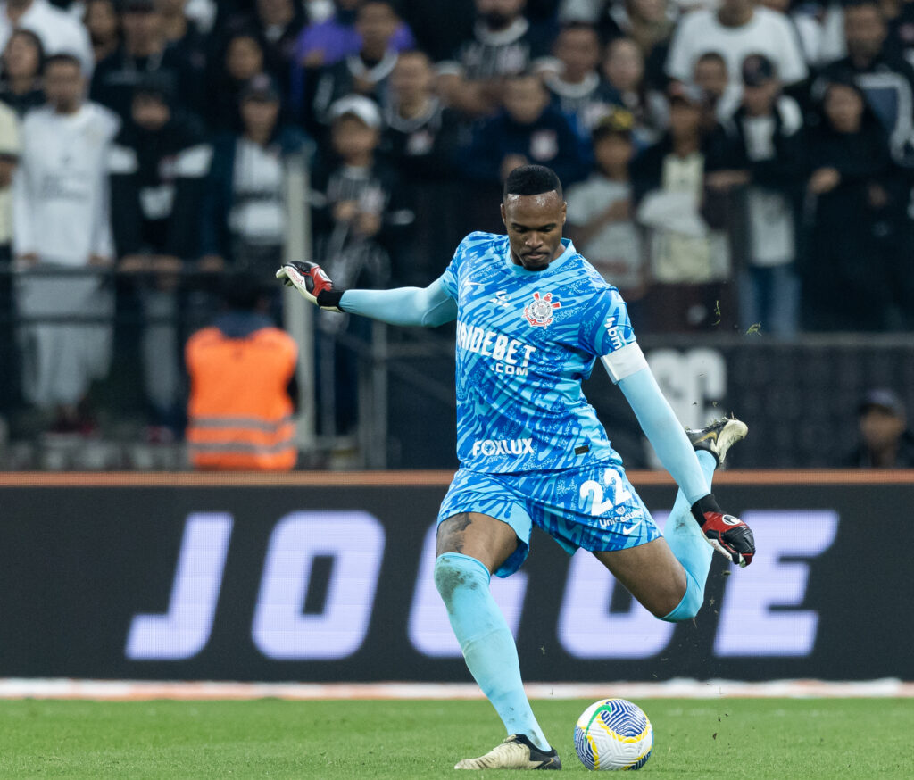 Carlos Miguel deixa Corinthians para reforçar Nottingham Forest na Inglaterra.