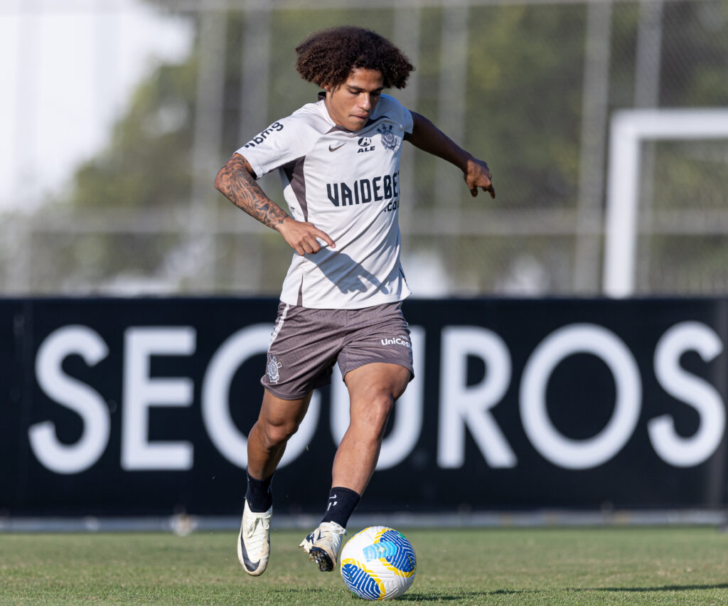 Biro desperta interesse de clubes estrangeiros devido à falta de espaço no Corinthians