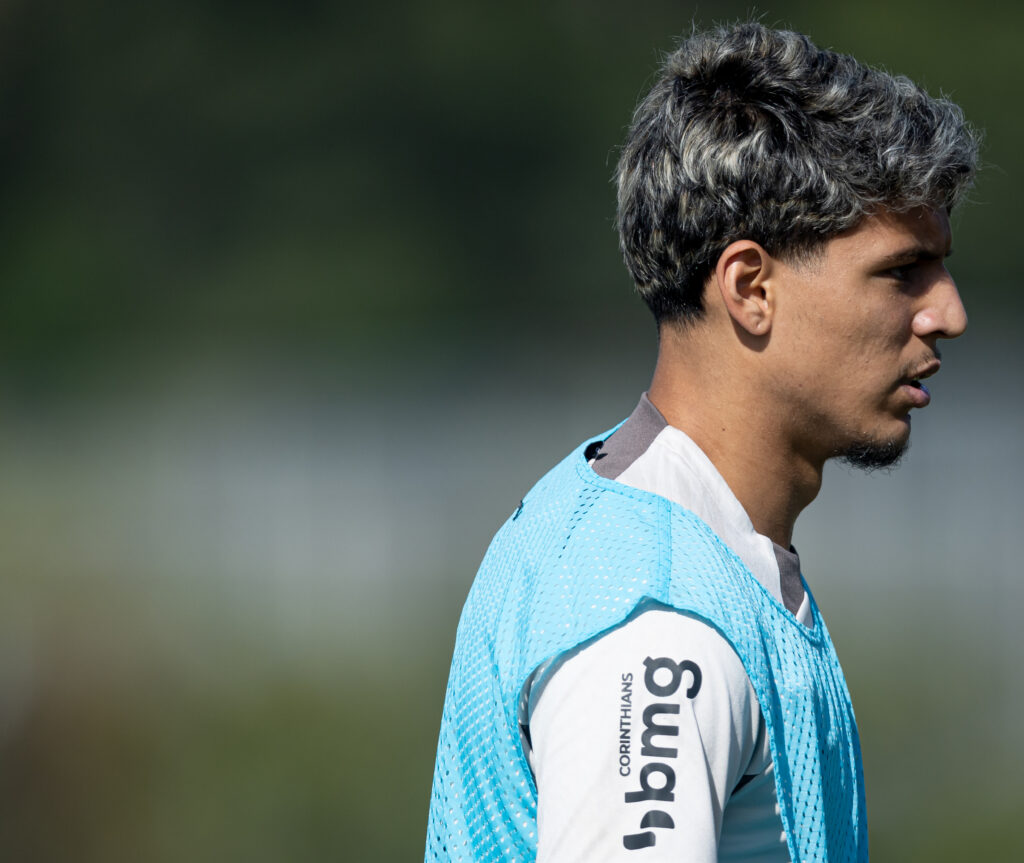 Zagueiro retorna ao Corinthians após três meses e pode ser titular no clássico.