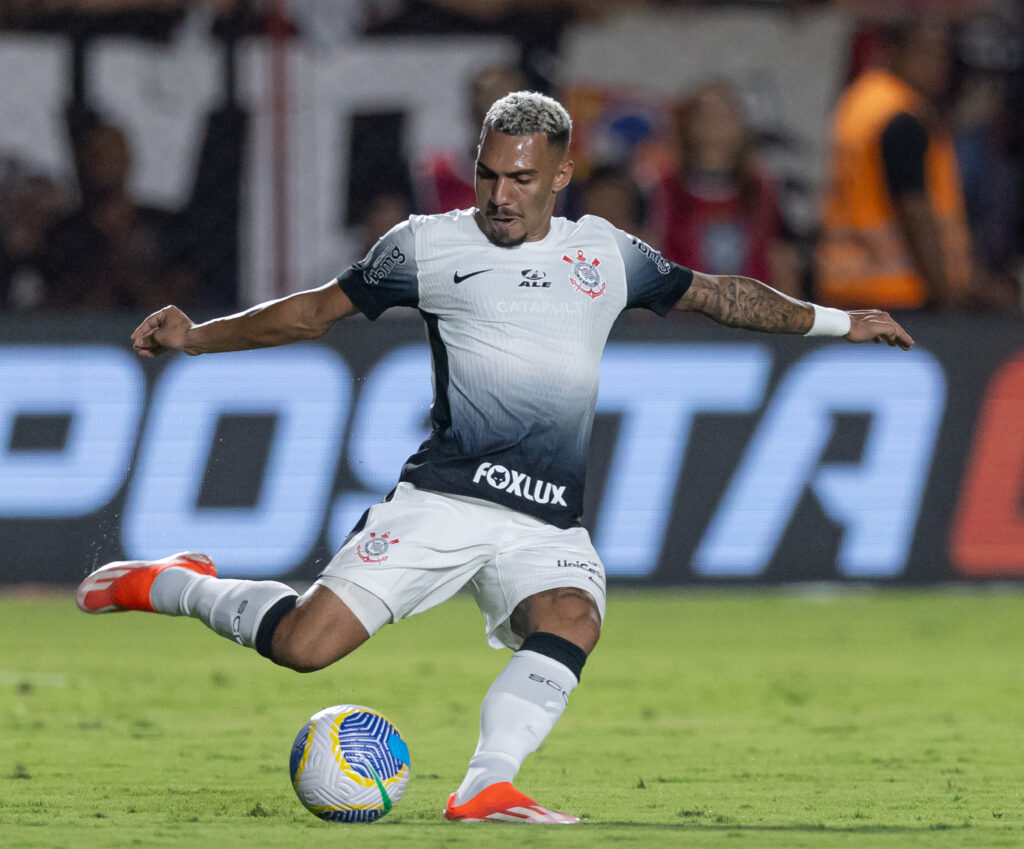 Matheuzinho fez jogo ruim, especialmente no setor defensivo. O atleta deixou muito espaço nas suas costas e foi passivo na marcação (Foto: Rodrigo Coca/Corinthians)