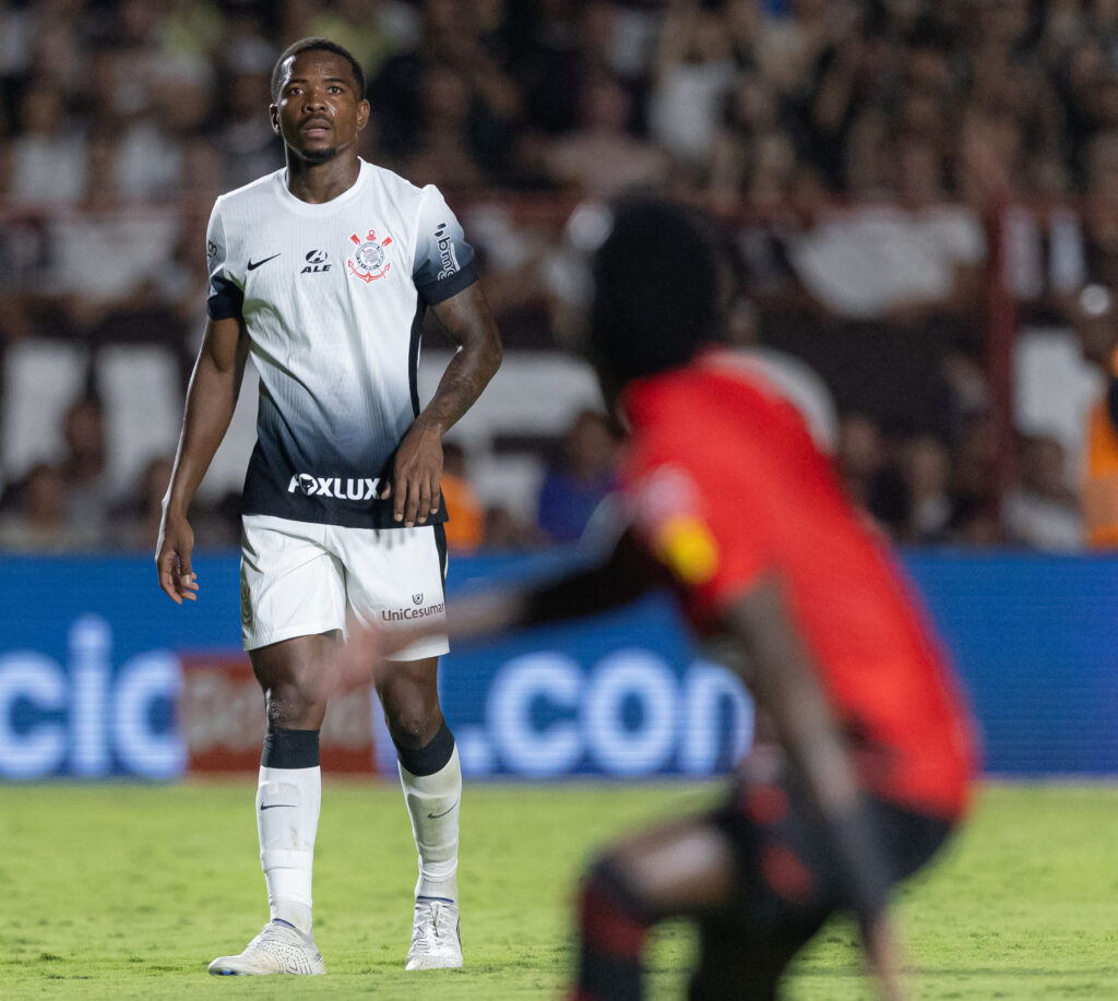Cacá foi um dos melhores em campo por conta de suas ações defensivas, mas anotou gol contra, recolocando o Atlético-GO na partida (Foto: Rodrigo Coca/Corinthians)