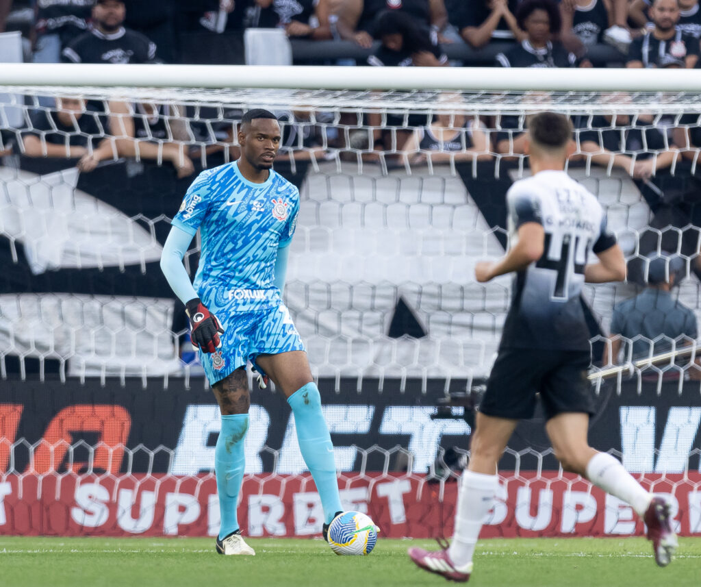 Corinthians procura goleiros no mercado após saída de Carlos Miguel.