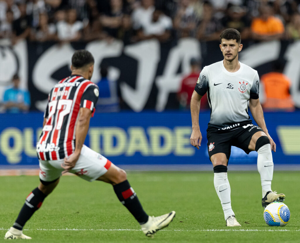 Hugo domina a lateral esquerda do Corinthians com equilíbrio e destaque.
