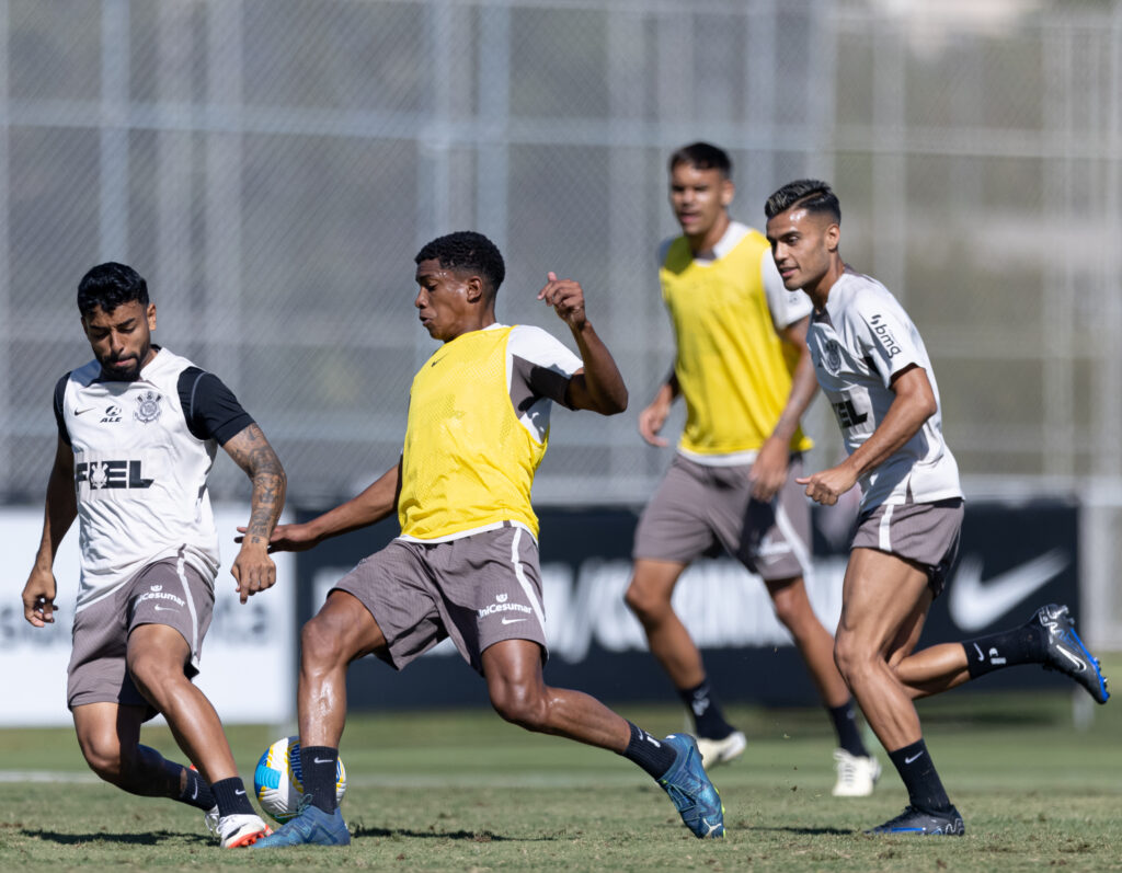 Corinthians finaliza preparação com jovens para duelo contra Internacional; provável escalação revelada.
