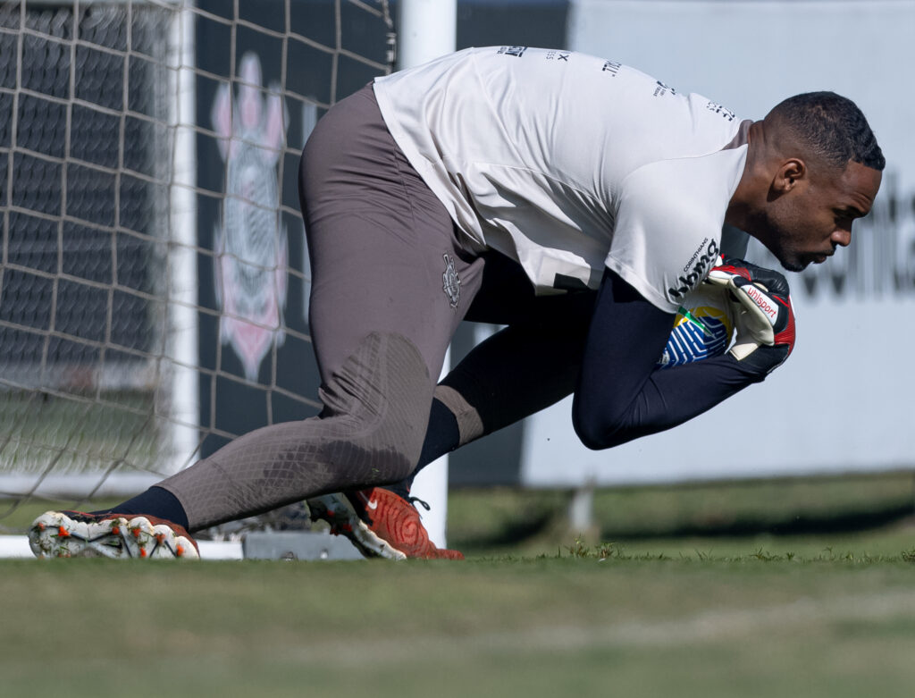Carlos Miguel fica de fora da delegação corintiana para jogo contra Athletico-PR.
