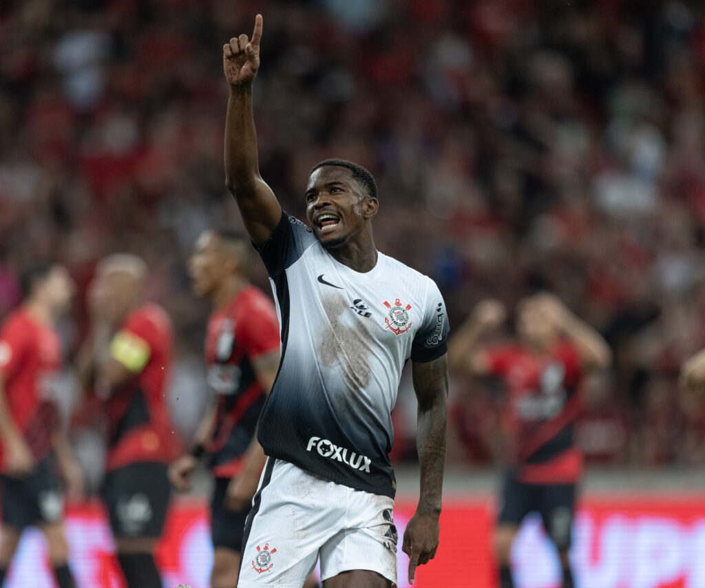 Destaque defensivo do Corinthians, Cacá marca mais gols na sua carreira.