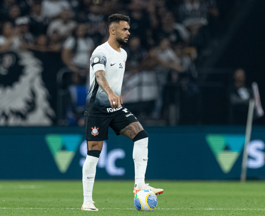 Raniele fez jogo tímido, mas 'segurou as pontas' na defesa ao lado de Cacá