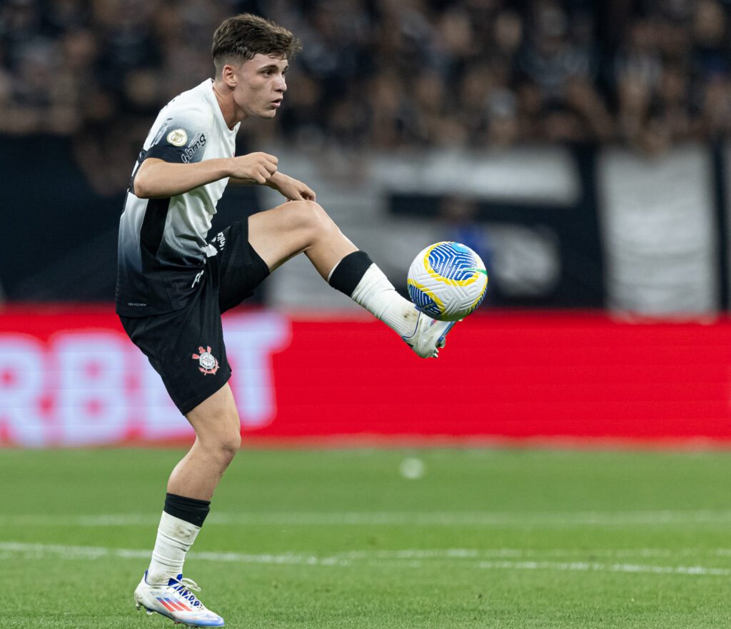 Melhor em campo pelo Corinthians, Breno Bidon coordenou diversas jogadas, sendo o 'mastro' do meio-campo