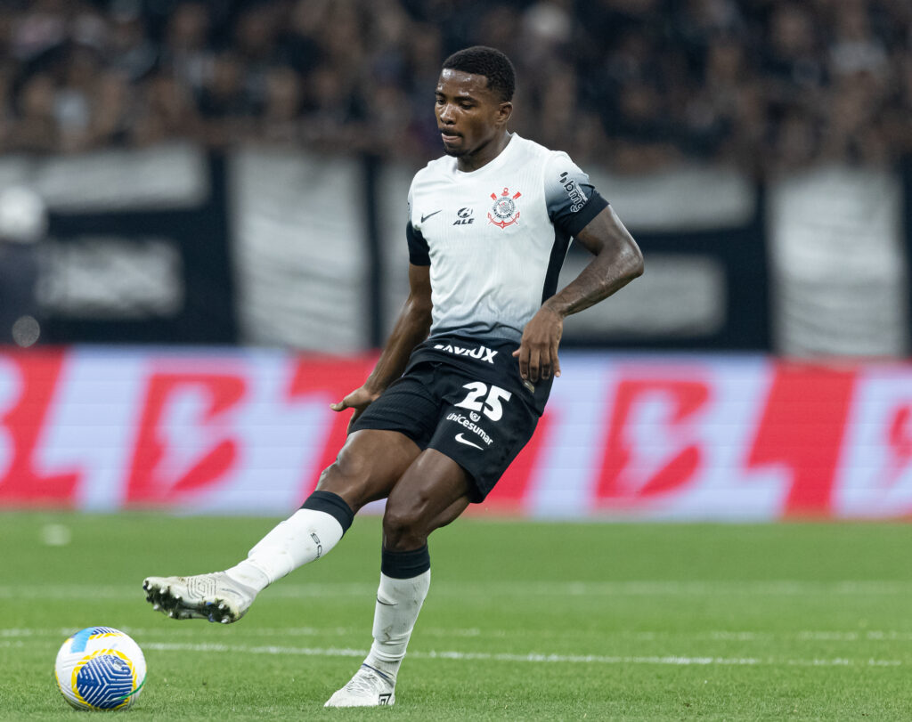 Cacá teve jogo de pouco destaque e quase virou 'vilão' em lance de pênalti em Pitta