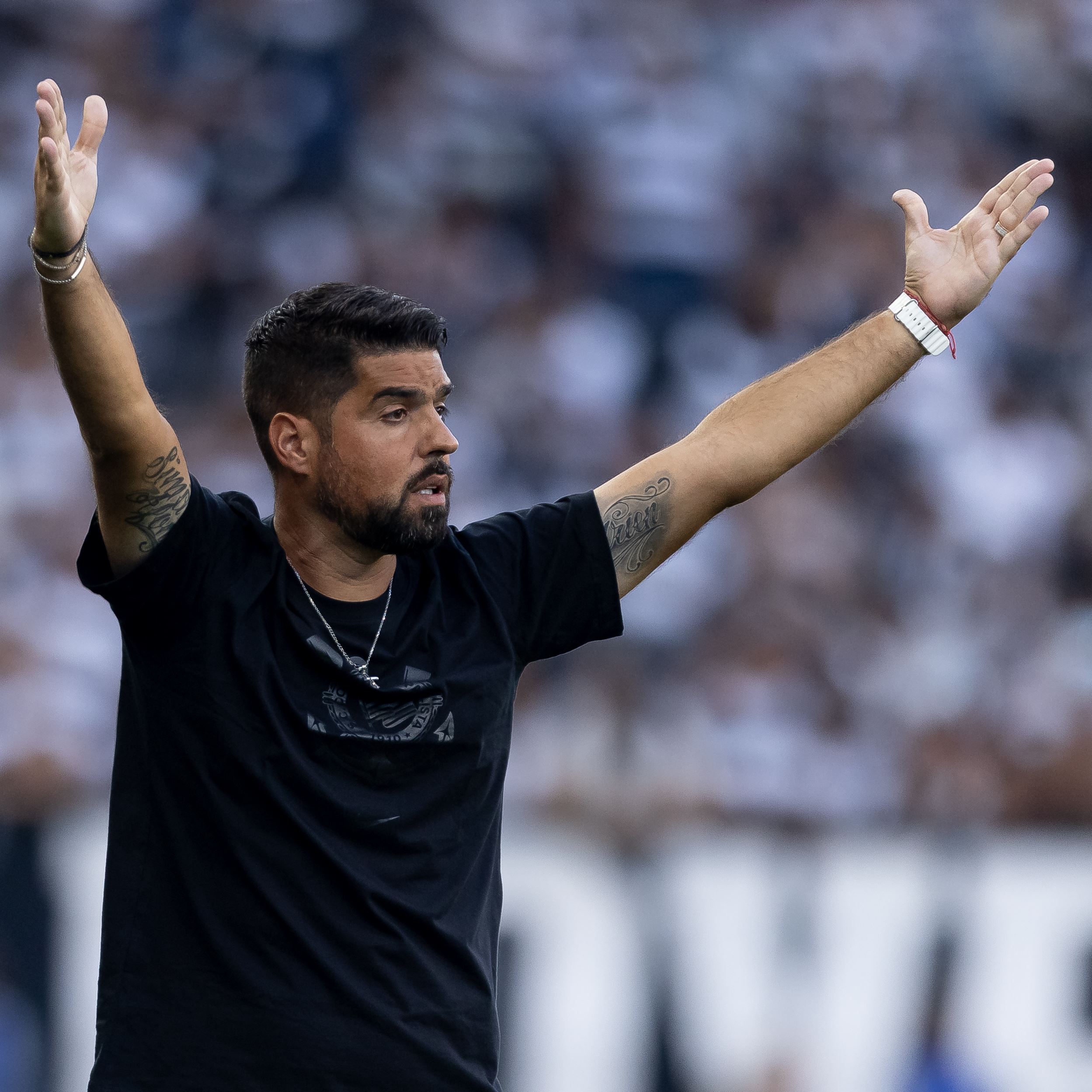 António Oliveira comenta saída do Corinthians: desafios e reflexão após passagem.