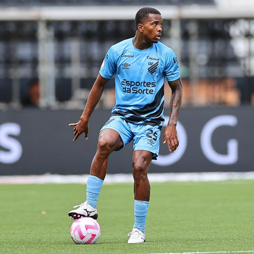 Cacá desembarca em SP para exames e assinar com Corinthians nesta terça-feira.