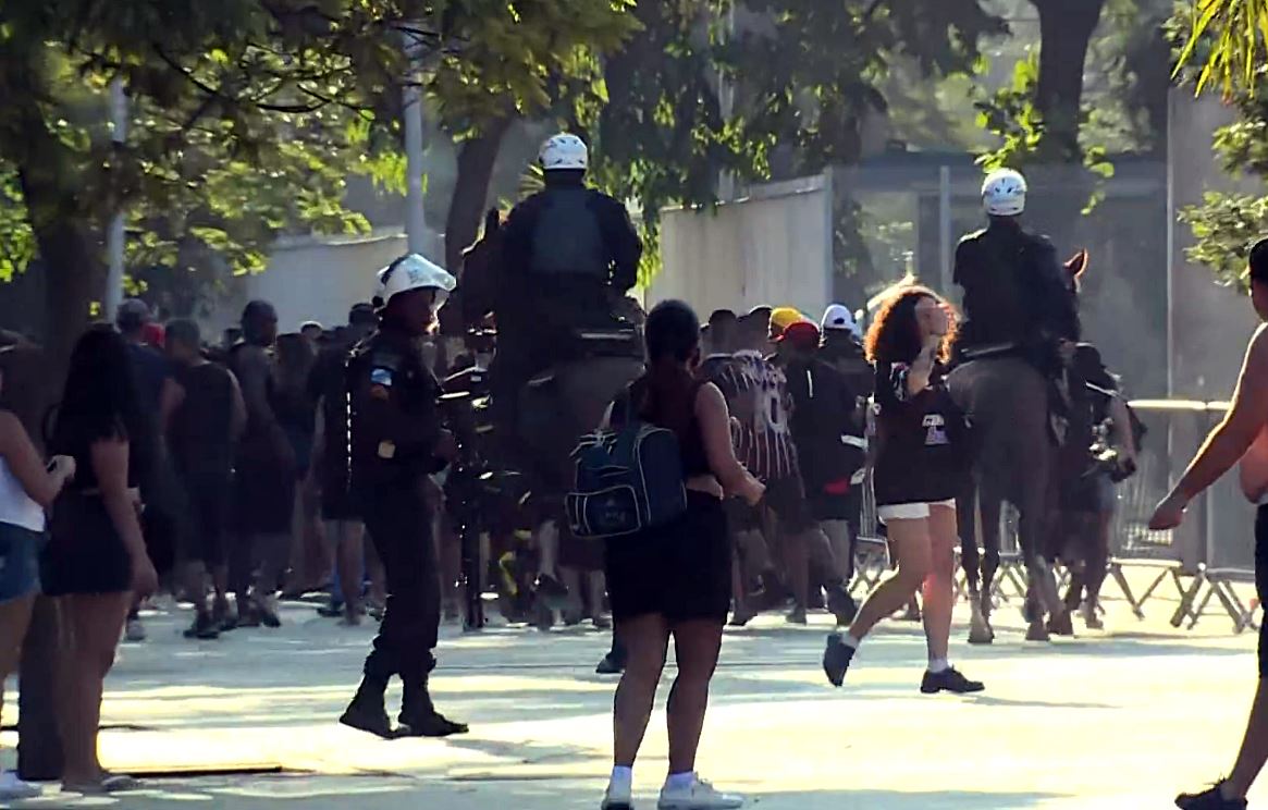 Confusão envolvendo corintianos no entorno do Maracanã durante partida de futebol.