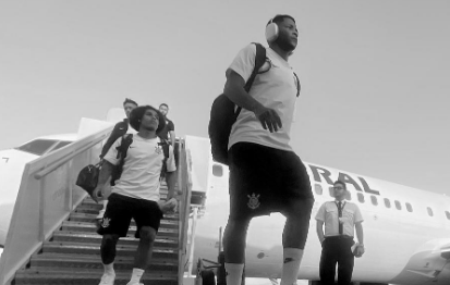 Elenco do Corinthians chega em Florianópolis para duelo contra Internacional