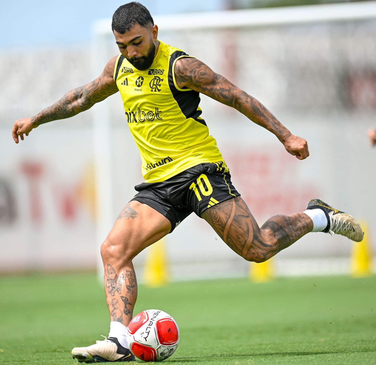 Flamengo se prepara para defender Gabigol de acusação de fraude no antidoping.