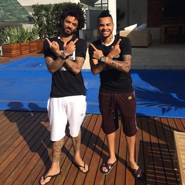 Cristian e Dentinho posaram repetindo gestos que geraram polêmica no Paulistão de 2009