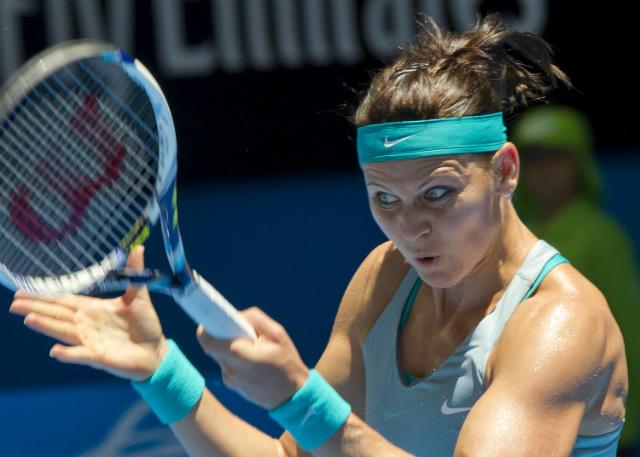 Lucie Safarova passou fácil por Eugenie Bouchard em dois sets (Foto: Tony Ashby)