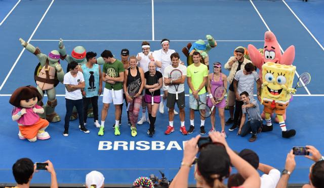 Federer, Hingis, Azarenka e Raonic divertiram a criançada na quadra de Brisbane (Foto: Saeed Khan)