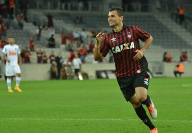 Com a ajuda da torcida na Arena, Paulinho Dias espera que o Atlético brigue por títulos(Foto: Gustavo Oliveira/Site Oficial do CAP)