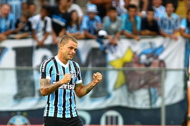Sem espaço com Felipão, Edinho não deverá fazer parte do elenco do Grêmio nesta temporada