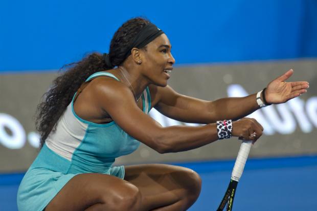 Serena fez uma pausa para o cafezinho, vingou pneu e conquistou a vitória na estreia na Copa Hopman