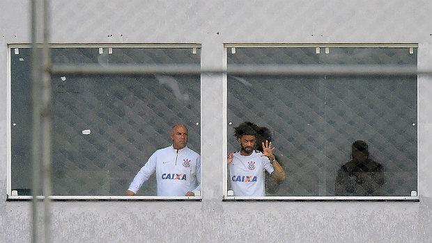 Após se emocionar ao deixar o Corinthians, Cristian reviu torcedores: 