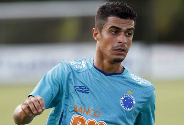 Um dos destaques da campanha do Cruzeiro no último Brasileirão, Egídio pode deixar o clube