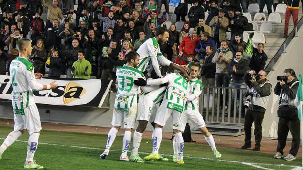 O Córdoba triunfou sobre o Granada e conquistou sua segunda vitória no Campeonato Espanhol nesta segunda-feira