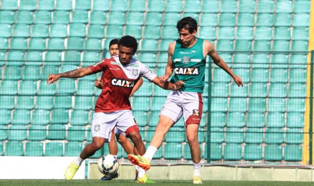O volante Paulo Roberto foi mais um a renovar com o Figueirense, e disputará a temporada 2015 pelo clube