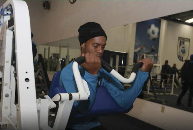 Após uma série de polêmicas, Ronaldinho enfim iniciou a preparação para a temporada