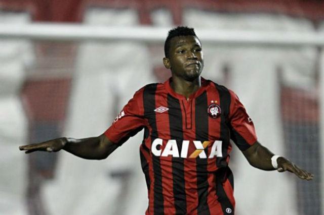 Nome de Douglas Coutinho, atacante revelação do Furacão no Brasileiro, é ventilado pela imprensa tanto no Benfica quanto no Porto