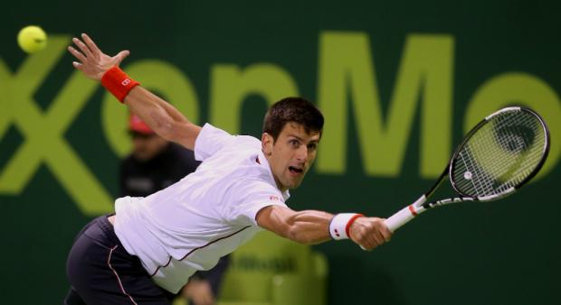 Novak Djokovic escorregou diante do potente saque do croata Ivo Karlovic
