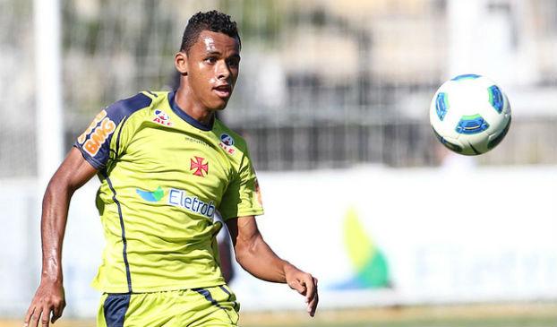 O lateral direito Max chega ao Macaé por empréstimo do Vasco