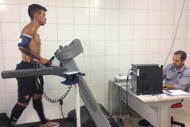 Vander realizou os exames de ecocardiograma e teste de esforço físico no Centro de Treinamento do clube