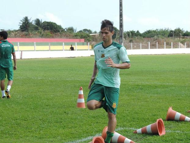 O meia Jefferon Abreu defendia o Moto Club e já treina com o grupo do Sampaio Corrêa