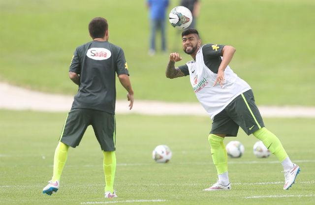 Artilheiro do Santos em 2014, com 21 gols, atacante Gabriel (D) é um dos principais destaques da Seleção sub-20