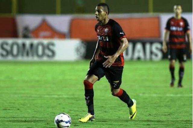 O lateral-direito Mansur quer ter mais oportunidades com a camisa do Vitória e ajudar a equipe na temporada