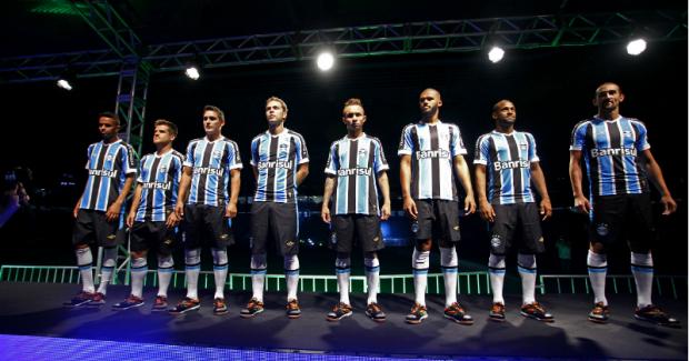 Em relação ao manto de 2014, a camisa tricolor apresenta listras mais grossas, em um tom de azul mais forte