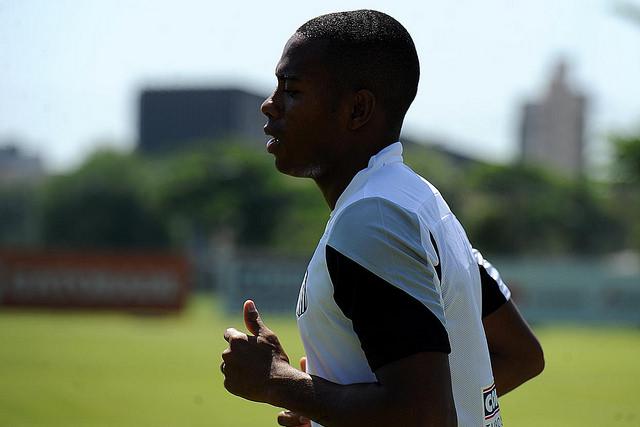 A permanência de Robinho e a possibilidade de extensão do contrato do jogador animam Enderson Moreira