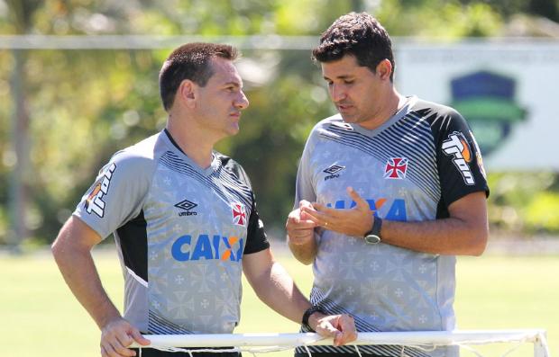 Doriva e o auxiliar técnico Eduardo Souza cuidam da pré-temporada do Vasco em Pinheiral