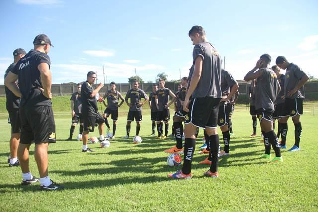 Após conversar com o elenco, o técnico Luzinho comandou o primeiro treino com bola do Criciúma (Foto: Fernando Ribeiro)
