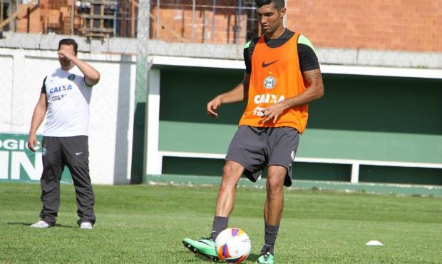 Alan Santos fechou contrato de três anos com o Coritiba